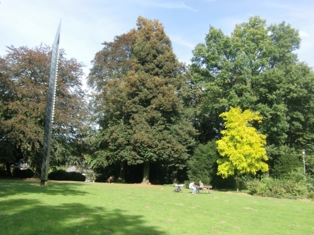 Mönchengladbach : Hohenzollernstraße, Stele von Heinz Mack im Bunten Garten hinter der Kaiser-Friedrich-Halle